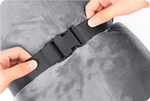 The Tesla Model Y camping mattress is fastened with a buckle after storage The Tesla Model Y camping mattress is fastened with a buckle after storage