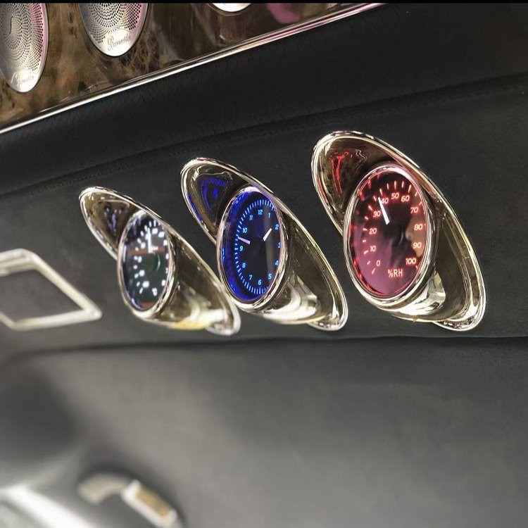 Auto mit Uhr auf dem Armaturenbrett