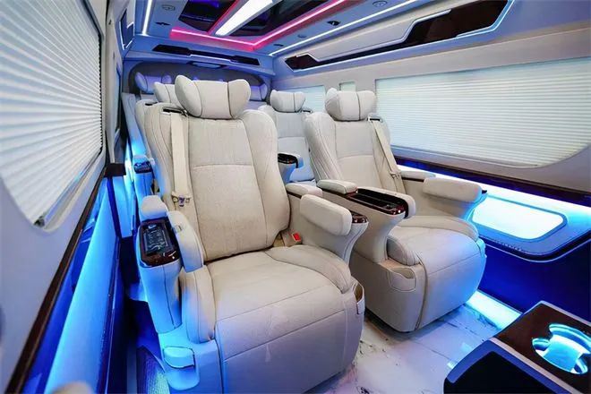 Innenraum-Upgrades für neun Sitze im Toyota Hiace, einschließlich Sitze, Deck...