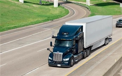 Aurora eröffnet kommerzielle Transportroute für fahrerlose Lkw.