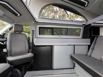 Das zum Bergsteigen und Cross-Country-Camping geeignete modifizierte Auto Vol...