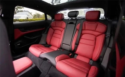 Modifizierte Innenausstattung des Porsche Taycan in Schwarz und Rot