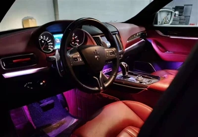 Maserati Levante rüstet 64-farbige Ambientebeleuchtung um, um den Innenraum a...