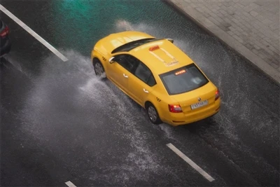 Kenntnisse über das Fahren durch Wasser an Regentagen