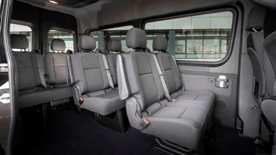 Welcher Van bietet Platz für 9 Passagiere?