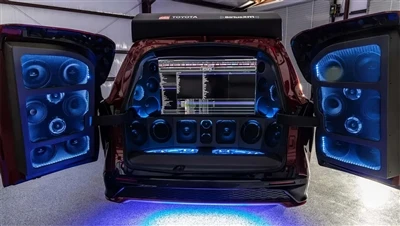 Der modifizierte Toyota Sienna verwandelt sich in einen mobilen Subwoofer